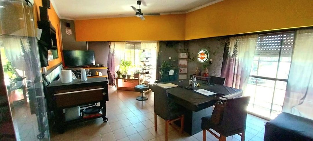 VENDE CASA Y LOCALES ,ESQUINA COMERCIAL ÚNICA, LDZ