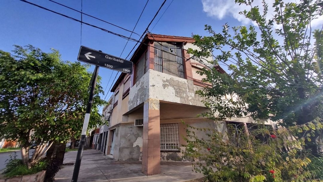 VENTA CASA + 2 DEPARTAMENTOS COCHERA PATIO MATHEU