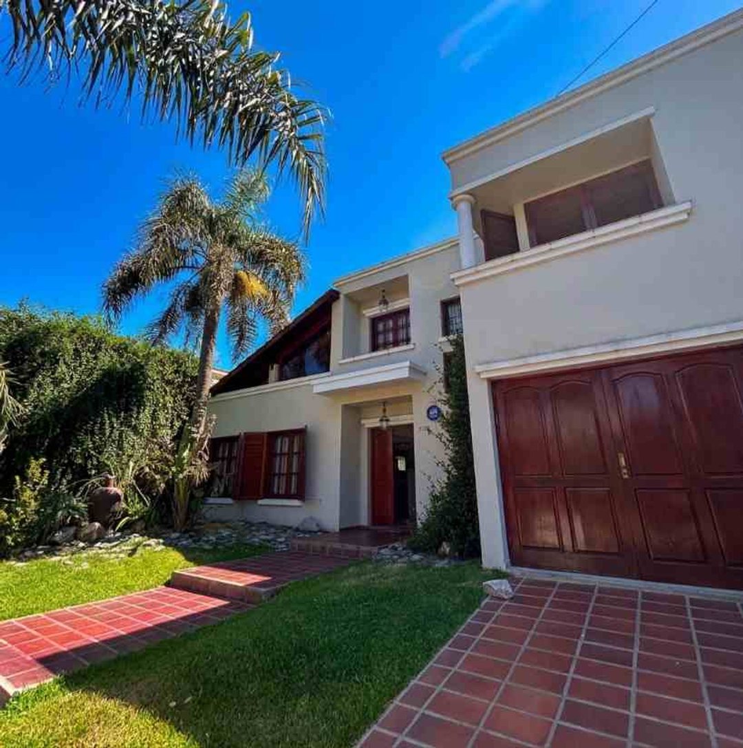 Venta Casa Arguello 3 Dorm y Pileta Zona Colegios