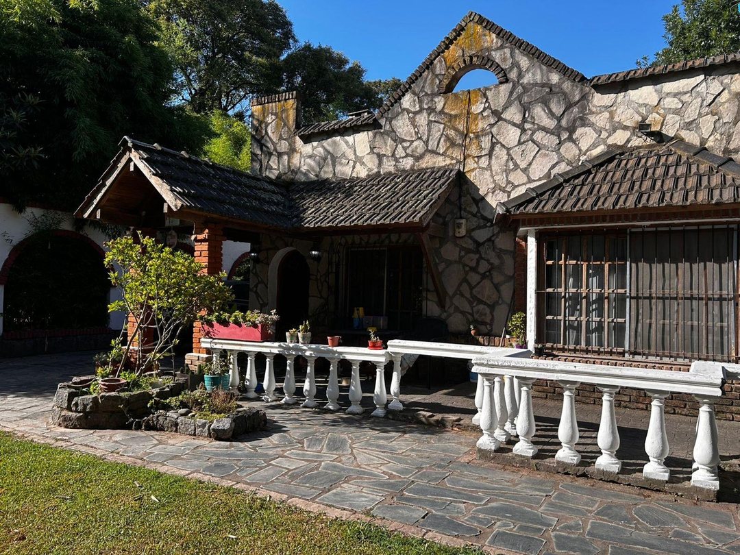 CASA QUINTA 4 AMBIENTES, QUINCHO Y PILETA