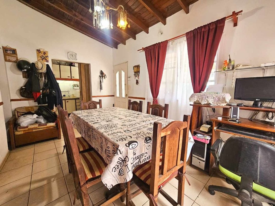Venta Casa con cochera mas locales sobre avenida.