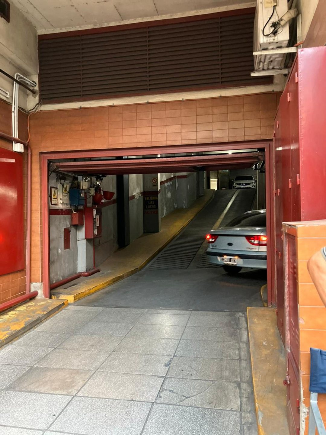 Vendo cochera fija muy comoda en Bulnes 332