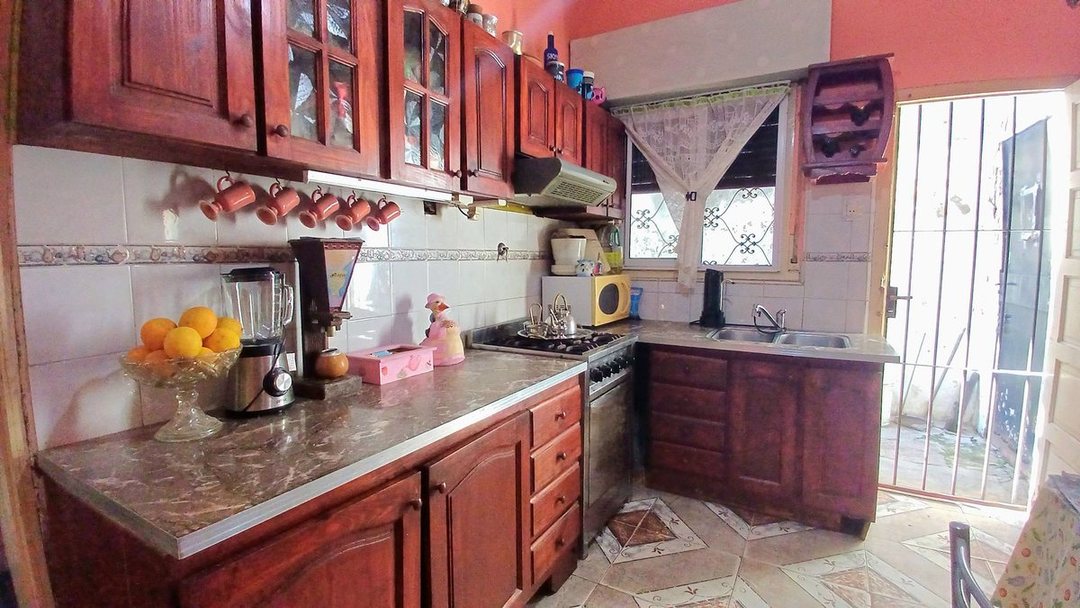 CASA CON 2/3 DORM.+FONDO+QUINCHO + LOCAL Y COCHERA