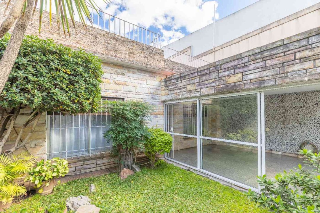 VENTA CASA DE 5 AMBIENTES CON COCHERA Y TERRAZA