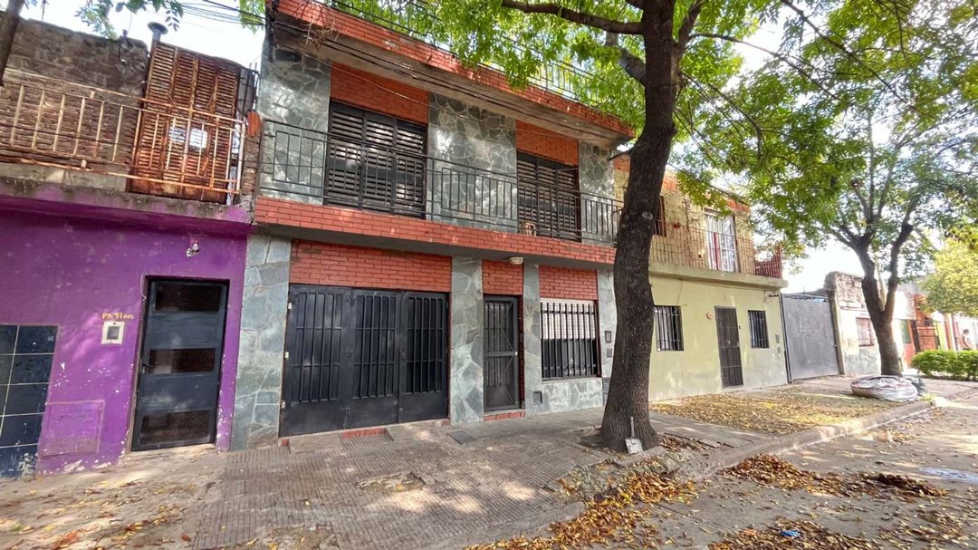 CASA 3 DORMITORIO / COCHERA, PATIOS Y PARRILLERO