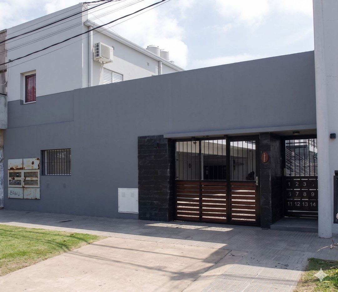 ALQUILER/DEPARTAMENTO/COCHERA/SERVICIOS/PATIO.