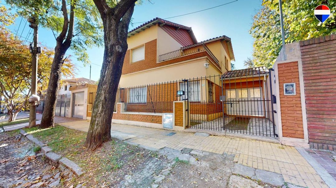 CASA EN VENTA FLORENCIO VARELA 6 AMBIENTES PARQUE