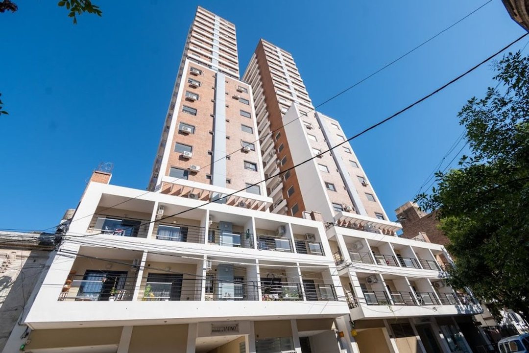 DPTO. LATINO EN VENTA 2 DORM Y COCHERA CERCA FIQ