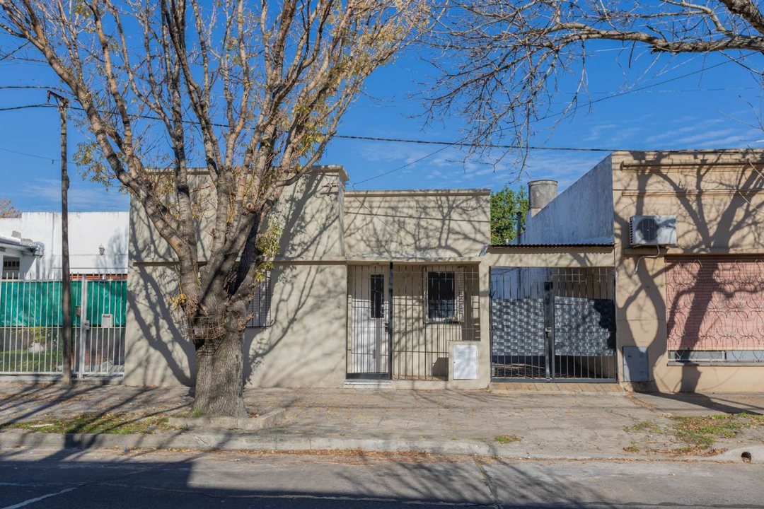 LOTE EN VENTA LA PLATA CON CONSTRUCCION