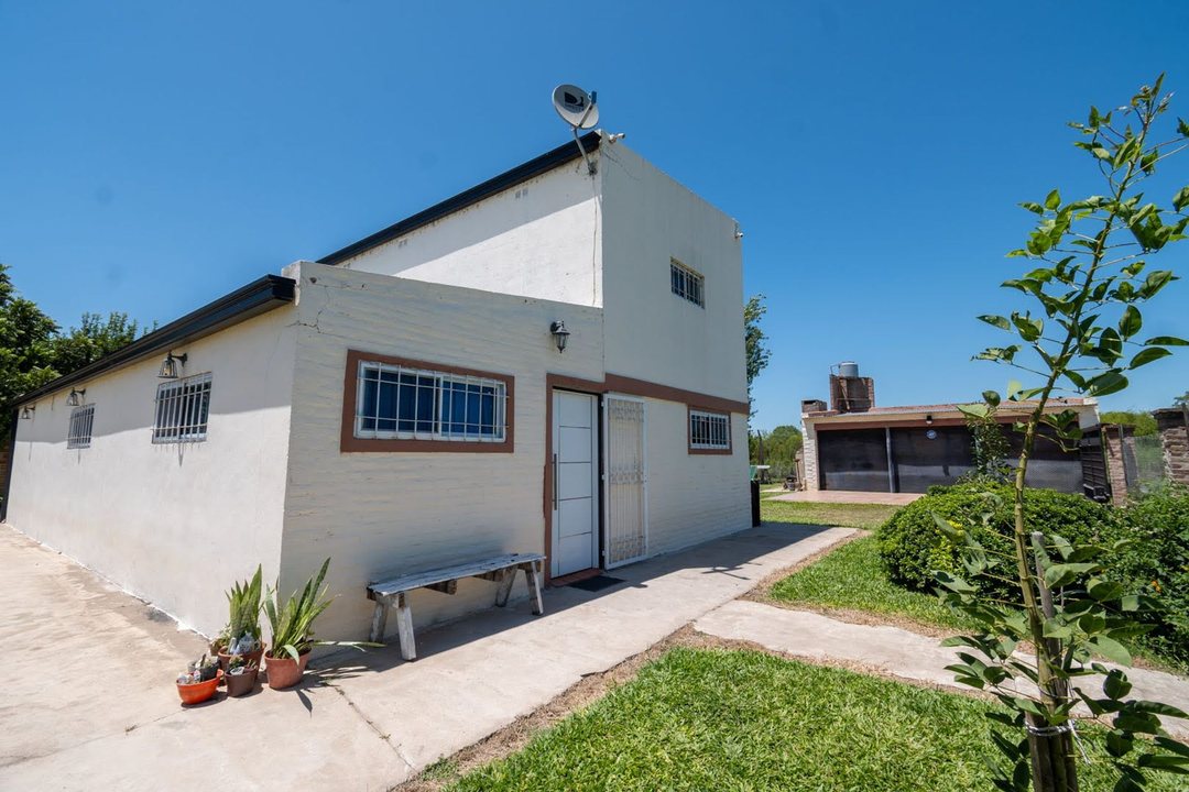 Casa hermosa con piscina y 3 cocheras en B° Caima