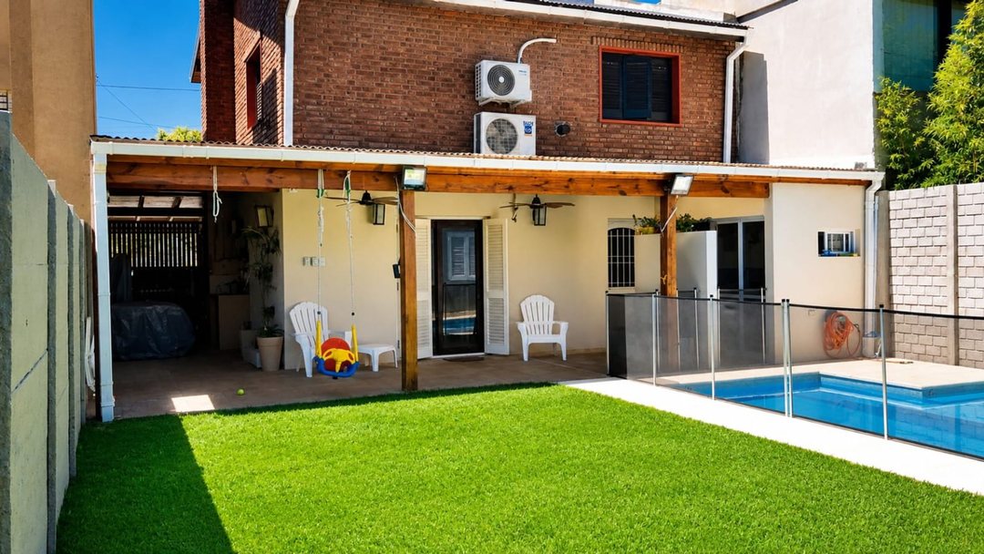 CASA EN VENTA GONNET 3 DORMITORIOS Y PILETA