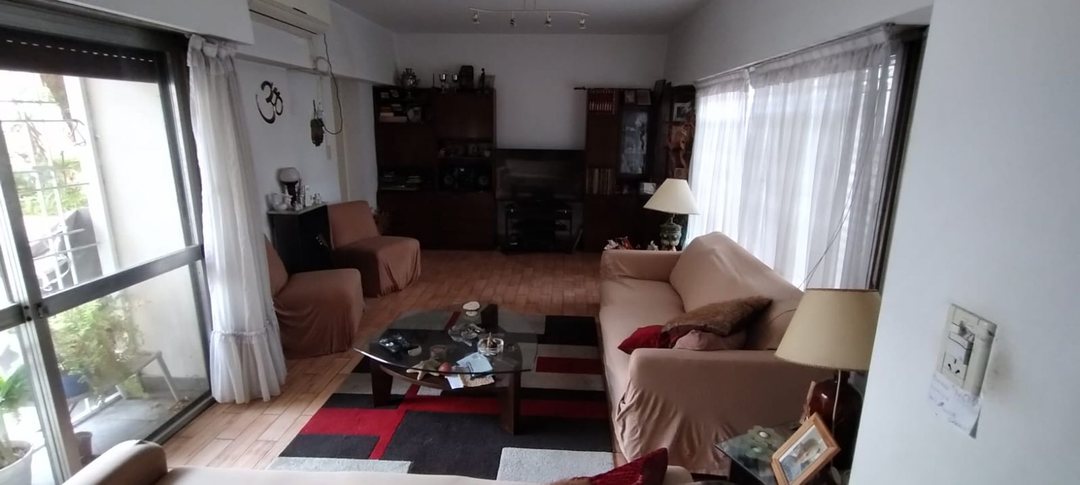 VENTA CASA 4 AMB. CON COCHERA - MONTE CASTRO