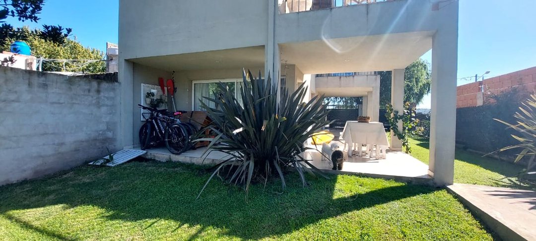 VENTA CASA 4 AMBIENTES CON GRAN PARQUE