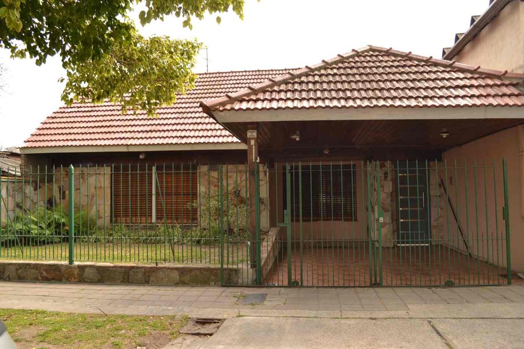 CASA EN VENTA LOMAS DE ZAMORA CON JARDIN Y GALPON