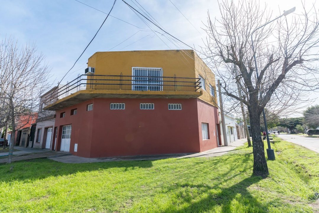 Galpón en PB + Dpto de 2D, quincho y terraza en PA