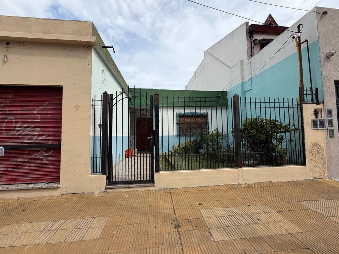 VENTA CASA 4 AMB EN ISIDRO CASANOVA + LOCAL