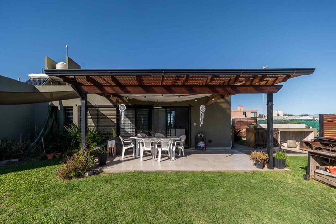 VENTA CASA EN ESQUINA - DON MATEO- FUNES