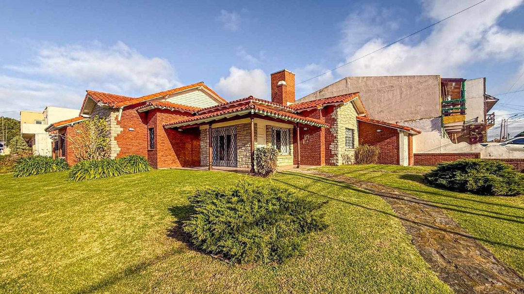 VENTA CASA CON PATIO, QUINCHO Y MONOAMBIENTE
