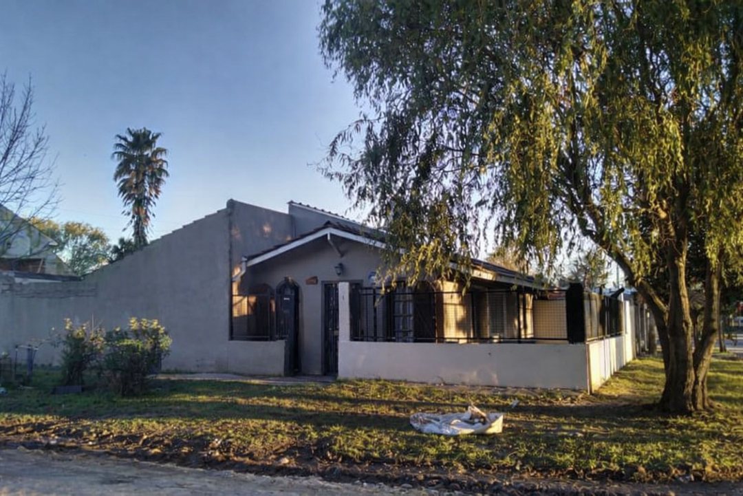 Casa 4 ambientes con garage y parque en venta