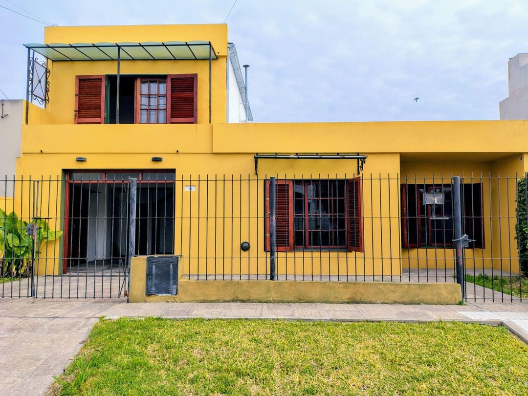 Venta casa 5 ambientes en Lujan toma depto en pago