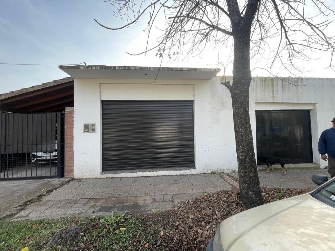 Venta Casa en Libertad Merlo, con local lote 395m2