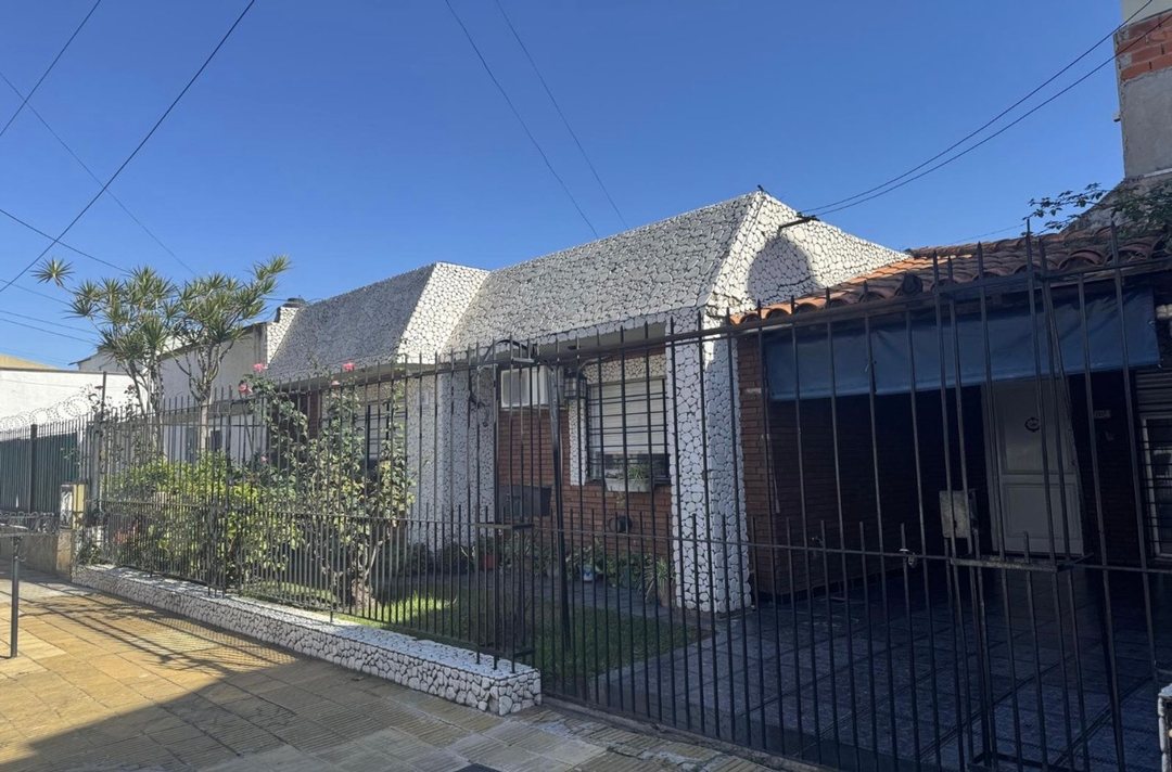 VENTA DE CASA EN SARANDI 3 AMBIENTES CON GARAGE
