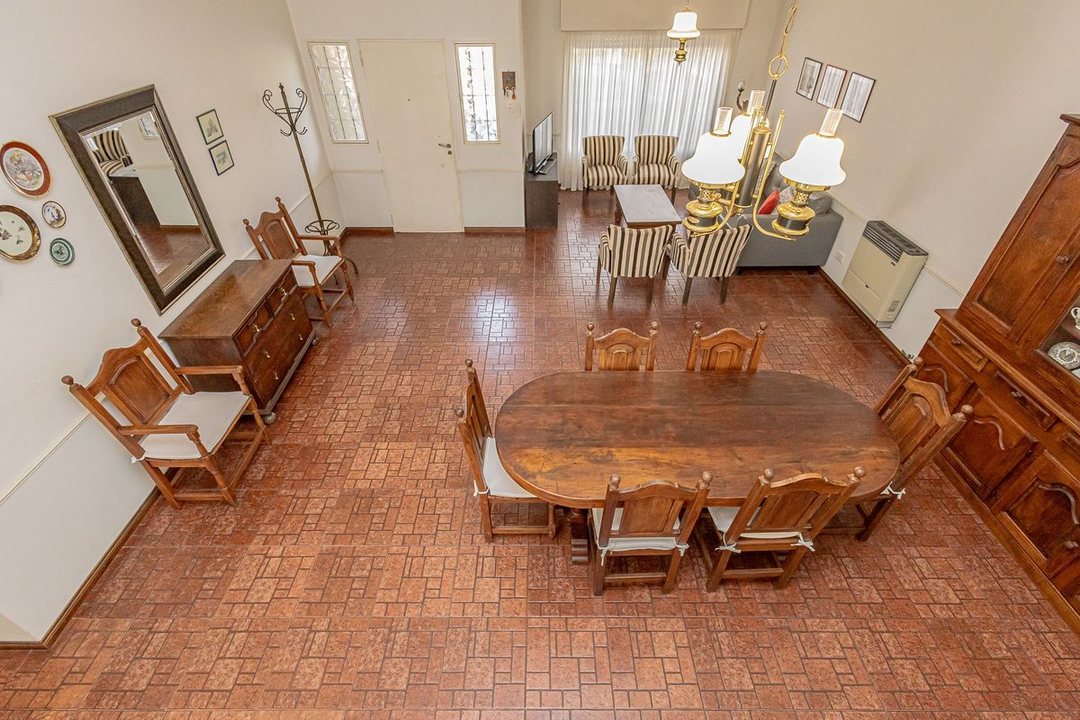 VENTA SOLIDA CASA CASTELAR 4 AMB  300M DE ESTACION