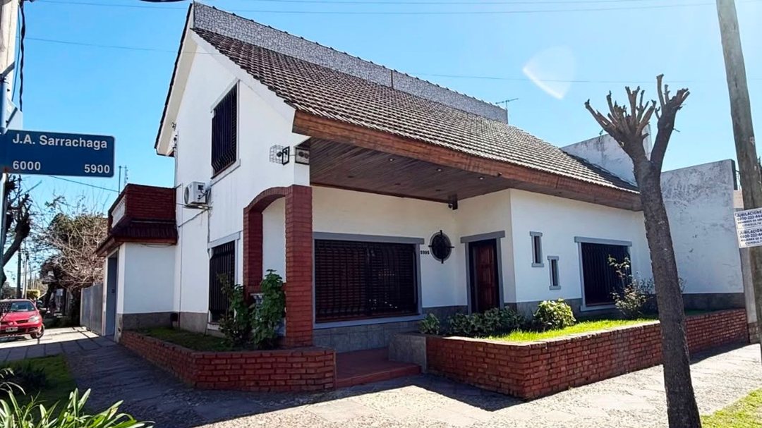 VENTA DE CASA CHALET DE 4 AMB. EN ISIDRO CASANOVA