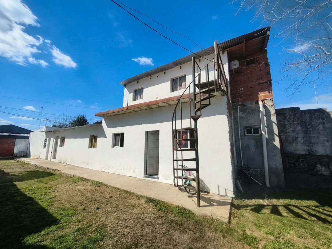 VENTA DE 4 DEPTOS LOTE DE 320 MTR PILAR