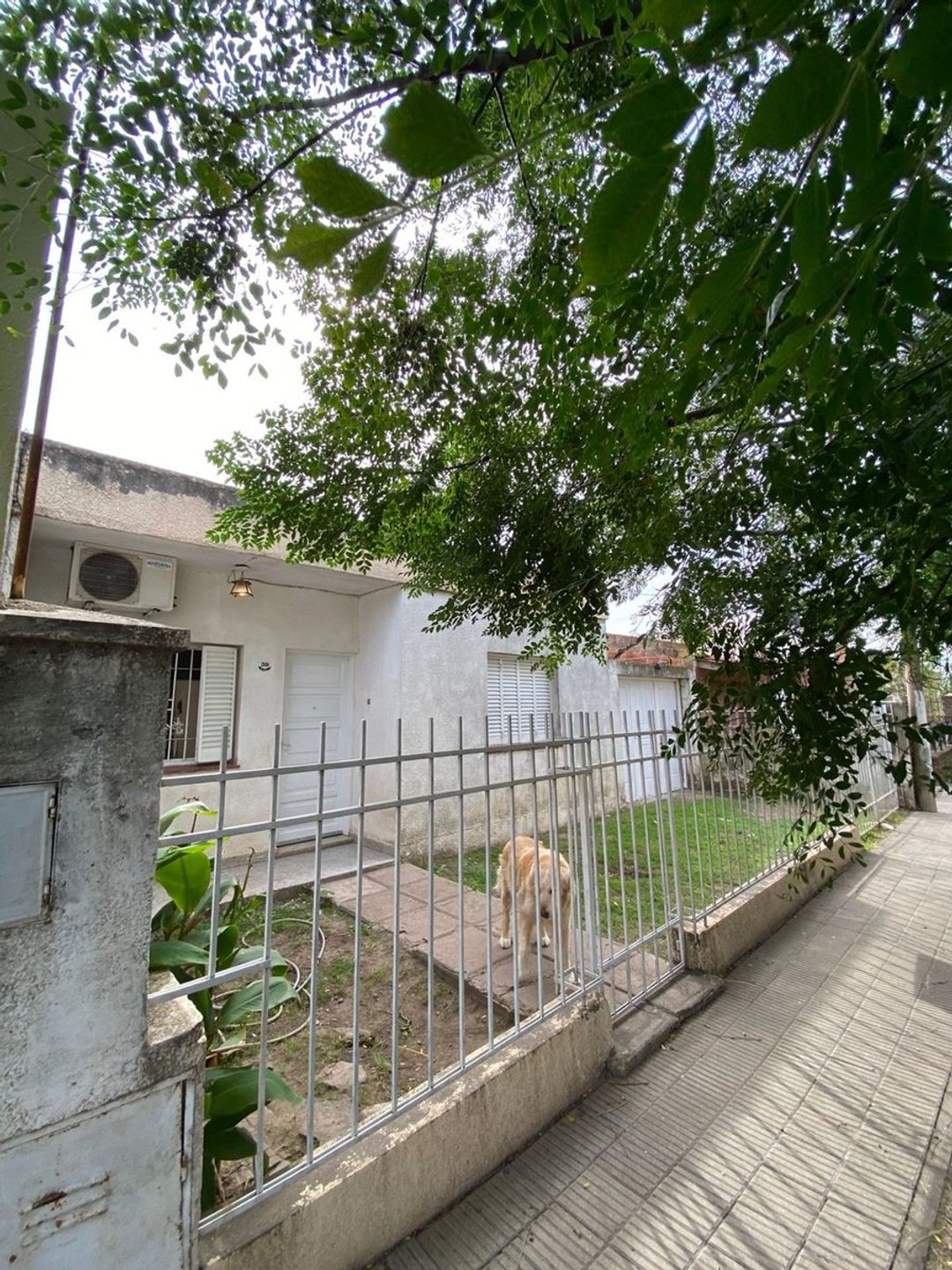CASA 3 DORMITORIOS EN BARRIO LOS ALMENDROS