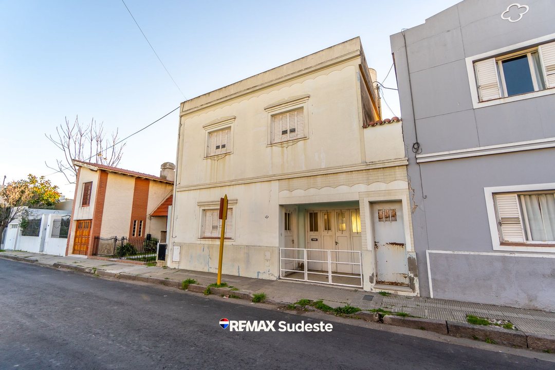 Venta casa dos plantas a metros del HAM
