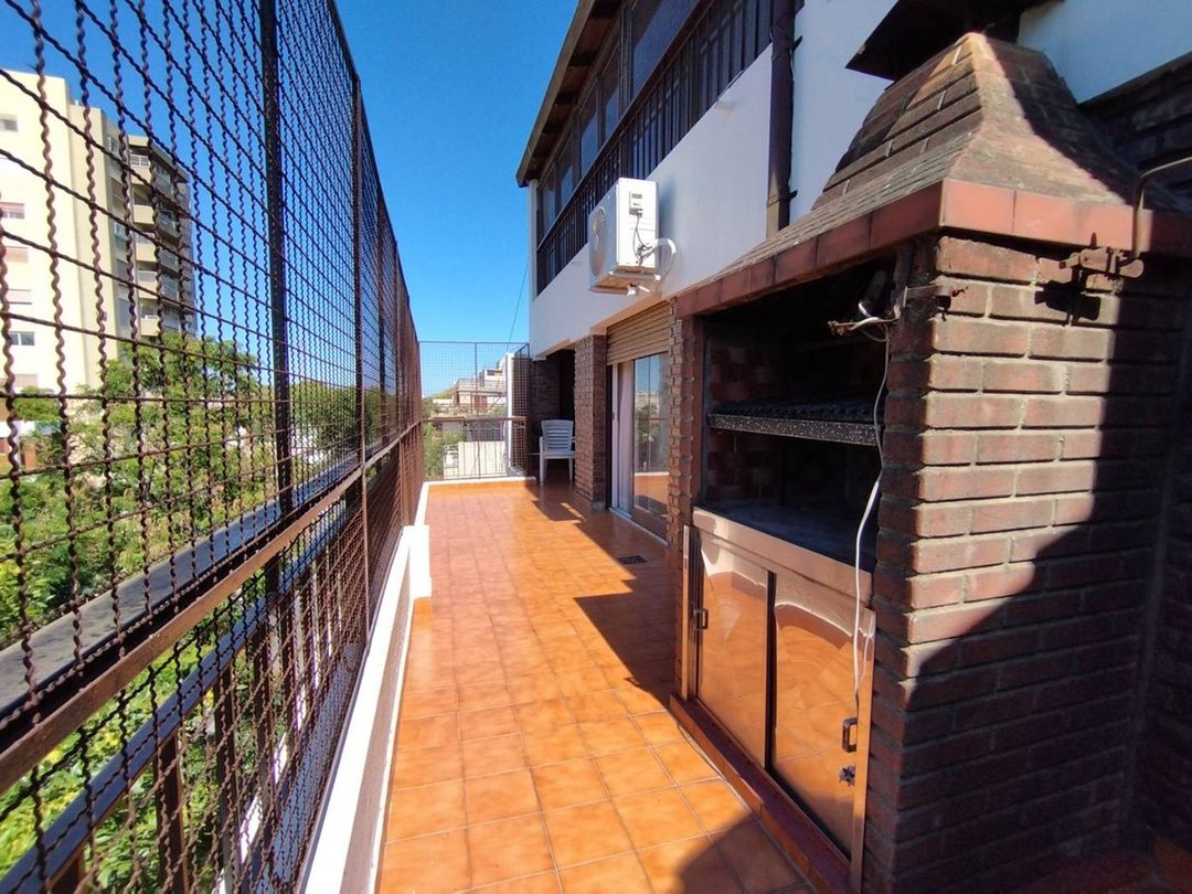 VENTA SEMIPISO 4 AMB + DEP + ESCR. + 2 COCHERAS.