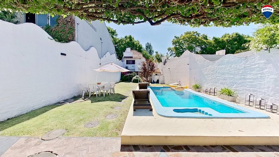 Casa 5 ambientes en venta en Banfield con pileta