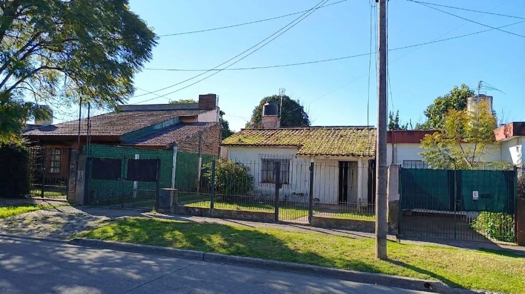 CASA MAS DEPTO. A REFACIONAR EN VENTA , CASTELAR