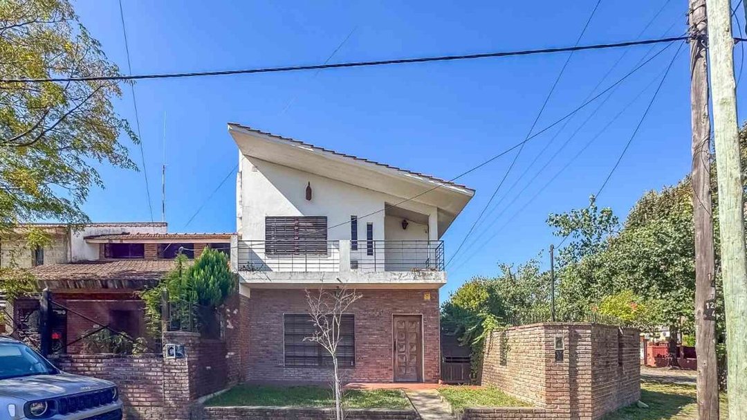 VENTA CASA EN ESQUINA. LONGCHAMPS