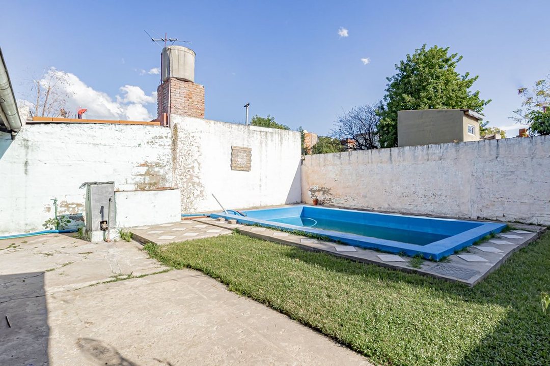 CASA 4 AMB HURLINGHAM CON PARQUE Y PILETA