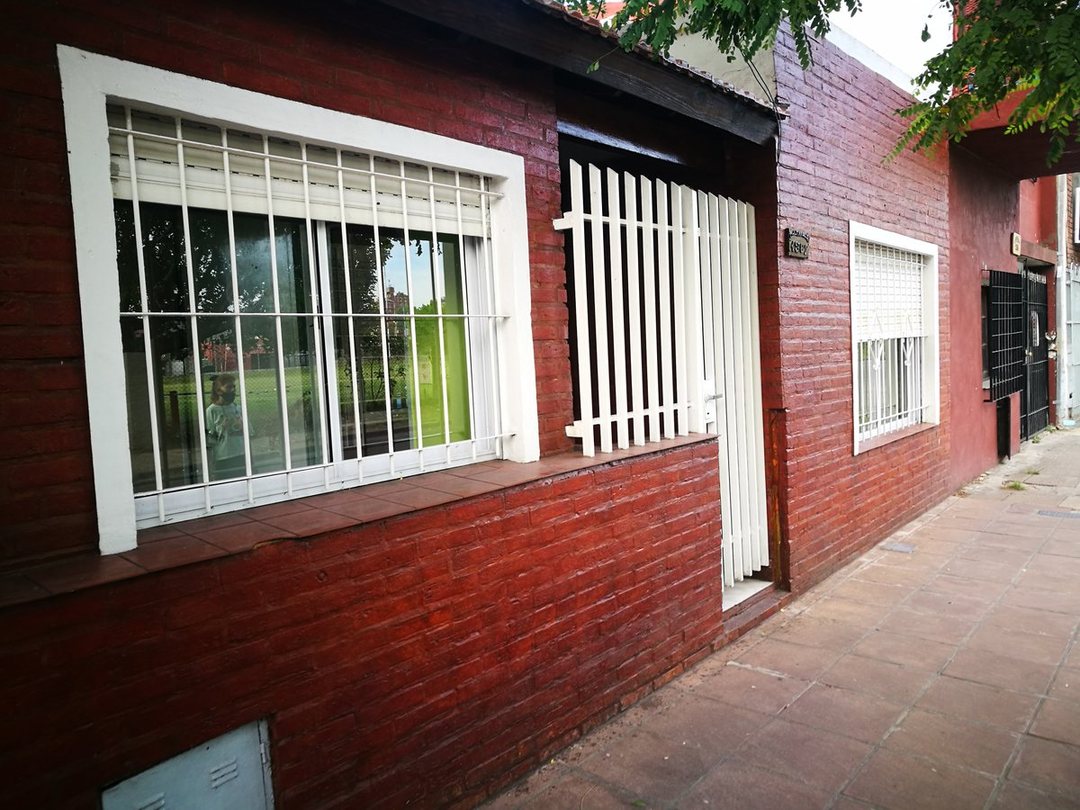 Venta PH 2 ambientes  con patio y local - Morón