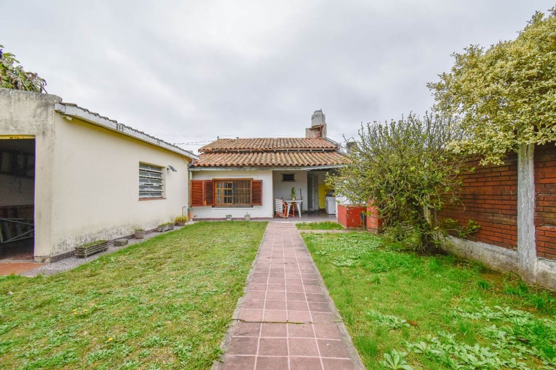 VENTA CASA C/PARQUE GARAGE PARA 3 AUTOS