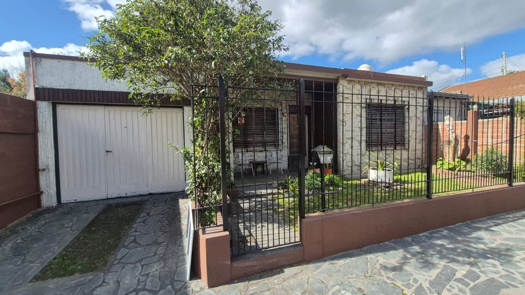 CASA VENTA 3 AMB COCHERA GRAN LOTE + DEPTO 3 AMB