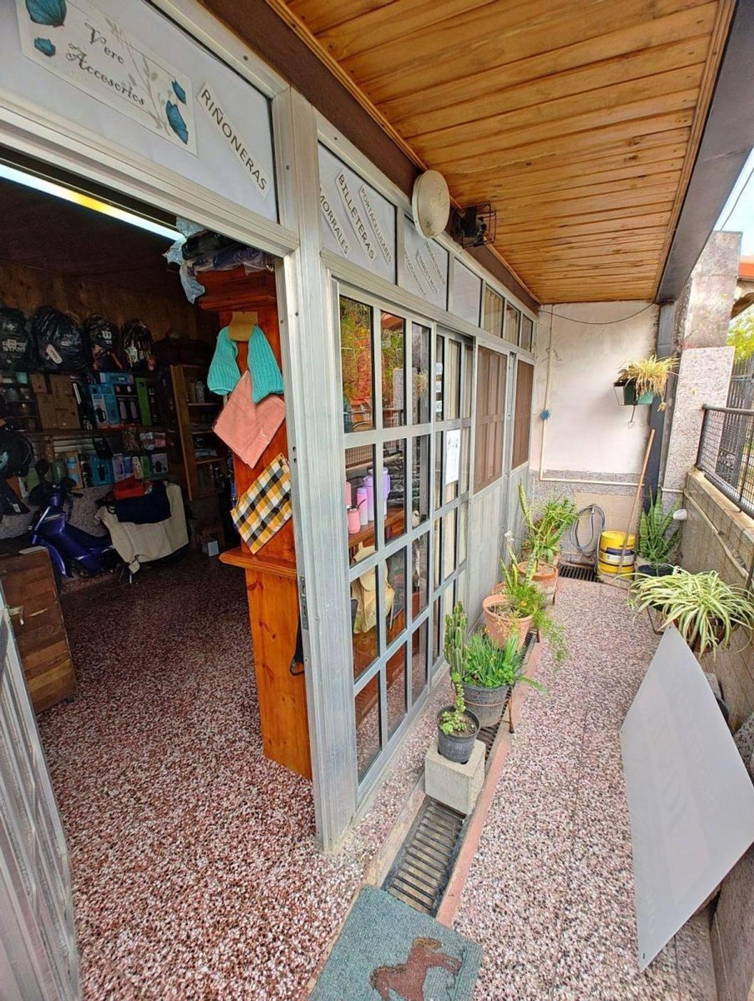 SE VENDE CASA 2 DORM + PATIO, A MTROS DE A.GALICIA