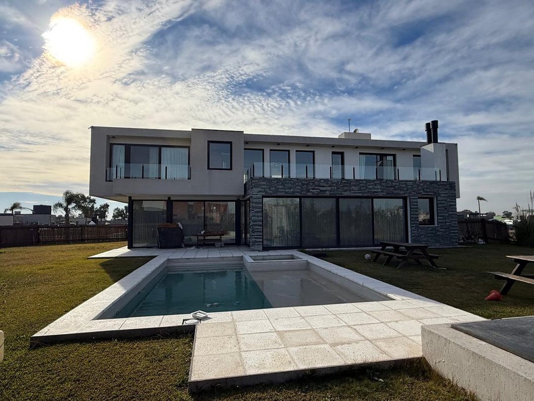 CASA EN VENTA EN LAGOS DE CANNING 7 AMBIENTES