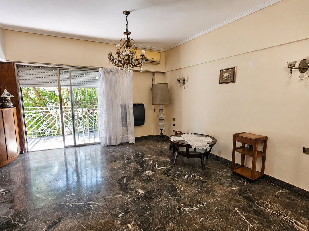 CASA EN VENTA 8 AMBIENTES CON COCHERA Y LOCAL