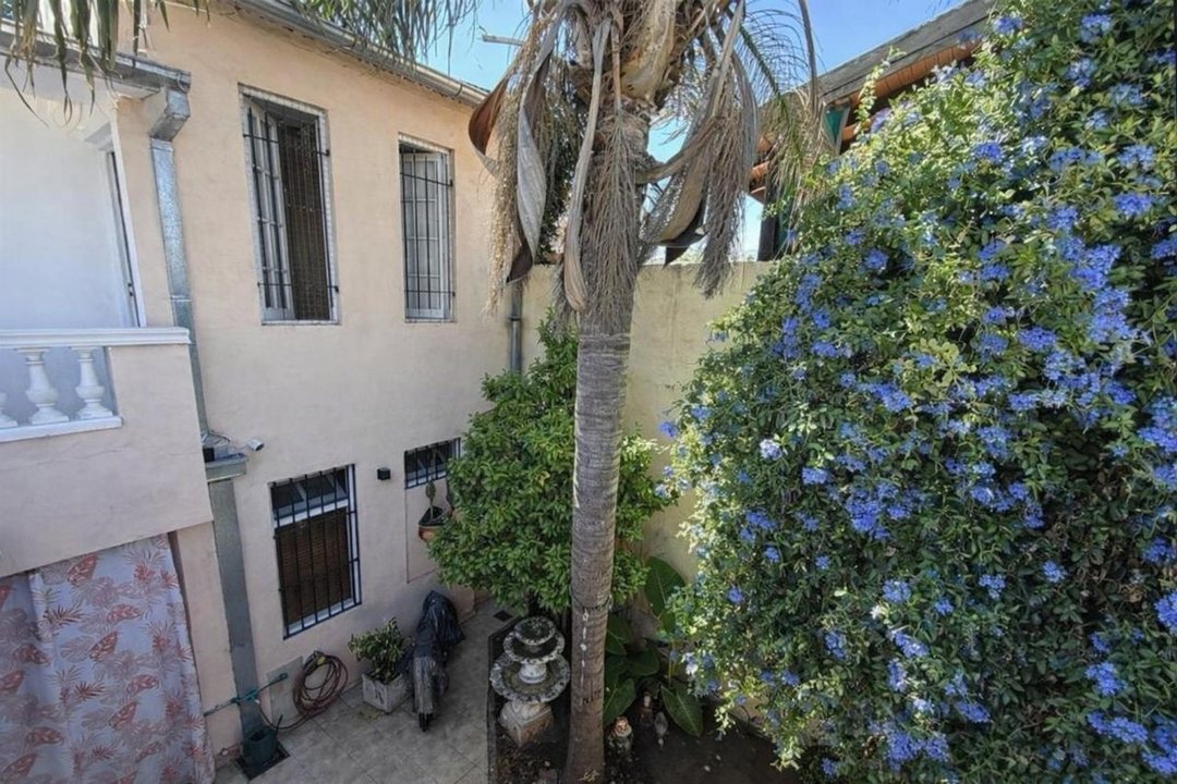 VENTA CASA 4 AMBIENTES + DEPTO 2 AMB MORON