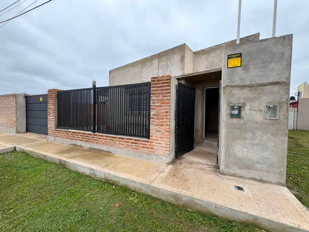 CASA A ESTRENAR DE DOS DORMITORIOS,COCHERA PATIO.