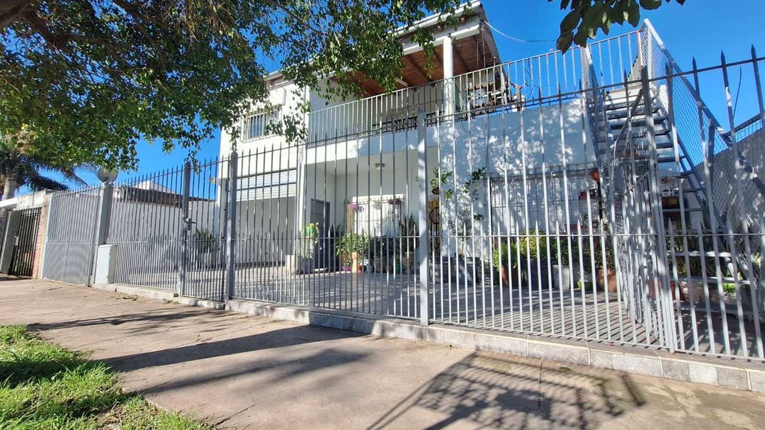 VENTA CASA 4 AMB + 2 DPTOS COCHERA PATIO CASTELAR