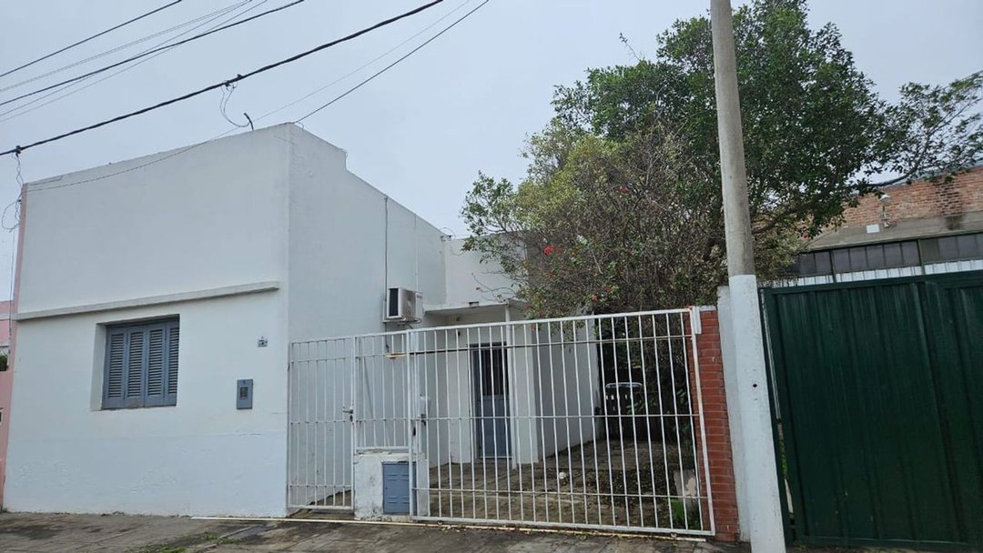 VENTA/CASA/ Bª 9 DE JULIO/CON SERVICIOS