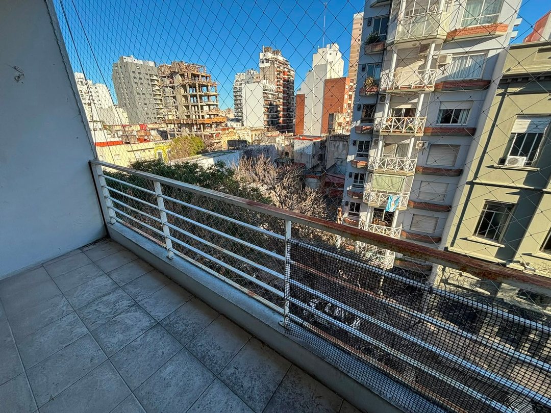 VENTA - MONOAMBIENTE AMPLIO C/BALCON - ALMAGRO