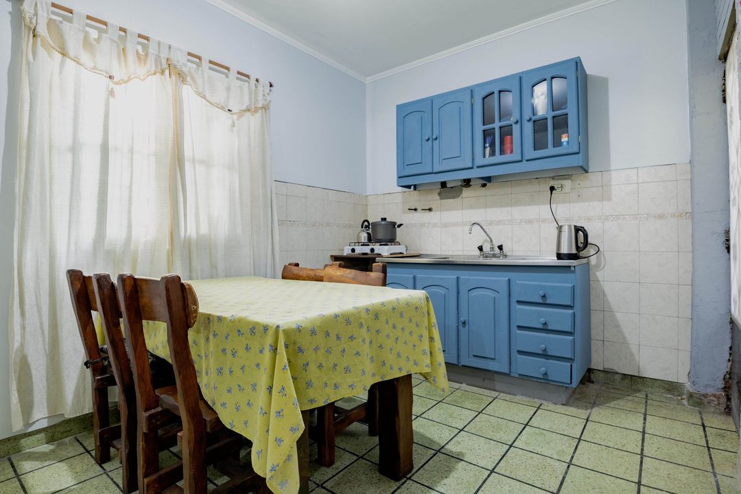 VENTA CASA 3 AMBIENTES COCHERA Y PARQUE EN CASEROS