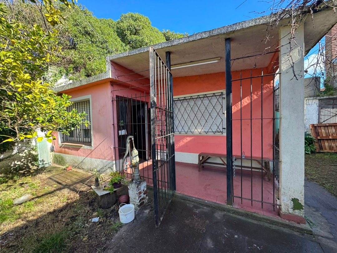 VENTA CASA 2 AMB. CON PARQUE Y COCHERA - LAVADERO