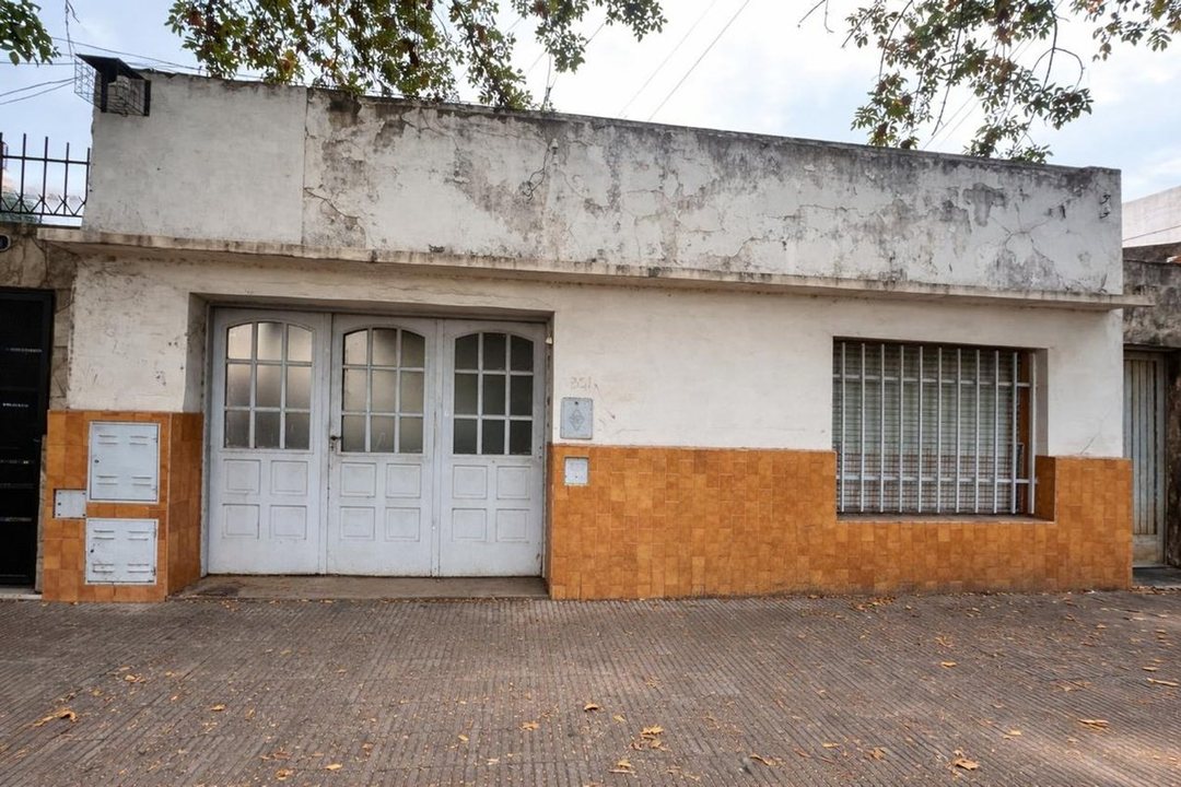 VENTA CASA DOS DORMITORIOS A REFACCIONAR